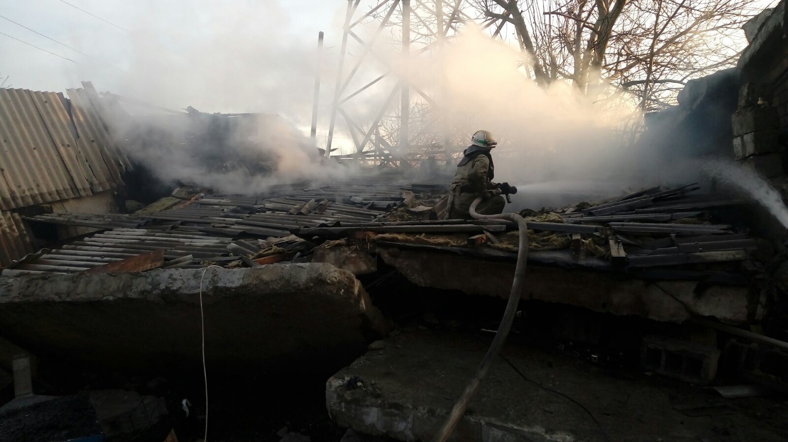 в покрове взорвался и сгорел гараж: один пострадавший - изображение 1 в покрове взорвался и сгорел гараж: один пострадавший - изображение 1