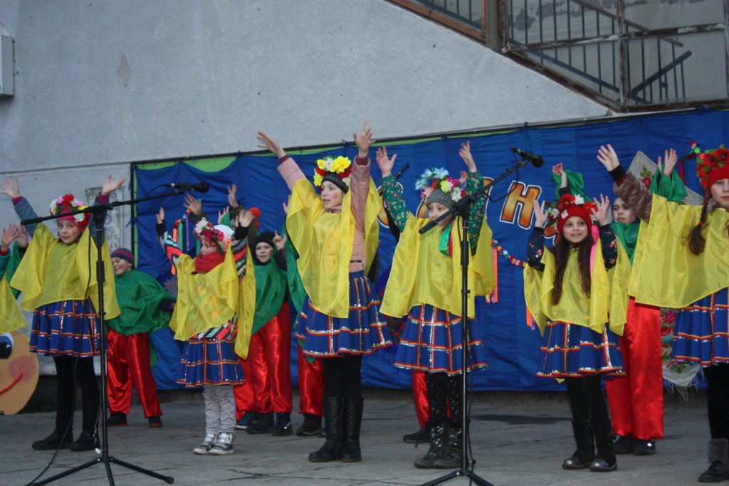 в покрове провожали зиму и отмечали масленицу (фото, видео) - изображение 3 в покрове провожали зиму и отмечали масленицу (фото, видео) - изображение 3
