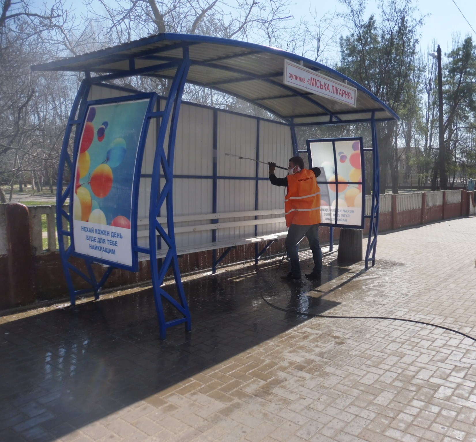 у покрові проводять санітарну обробку автобусних зупинок - изображение 2 у покрові проводять санітарну обробку автобусних зупинок - изображение 2