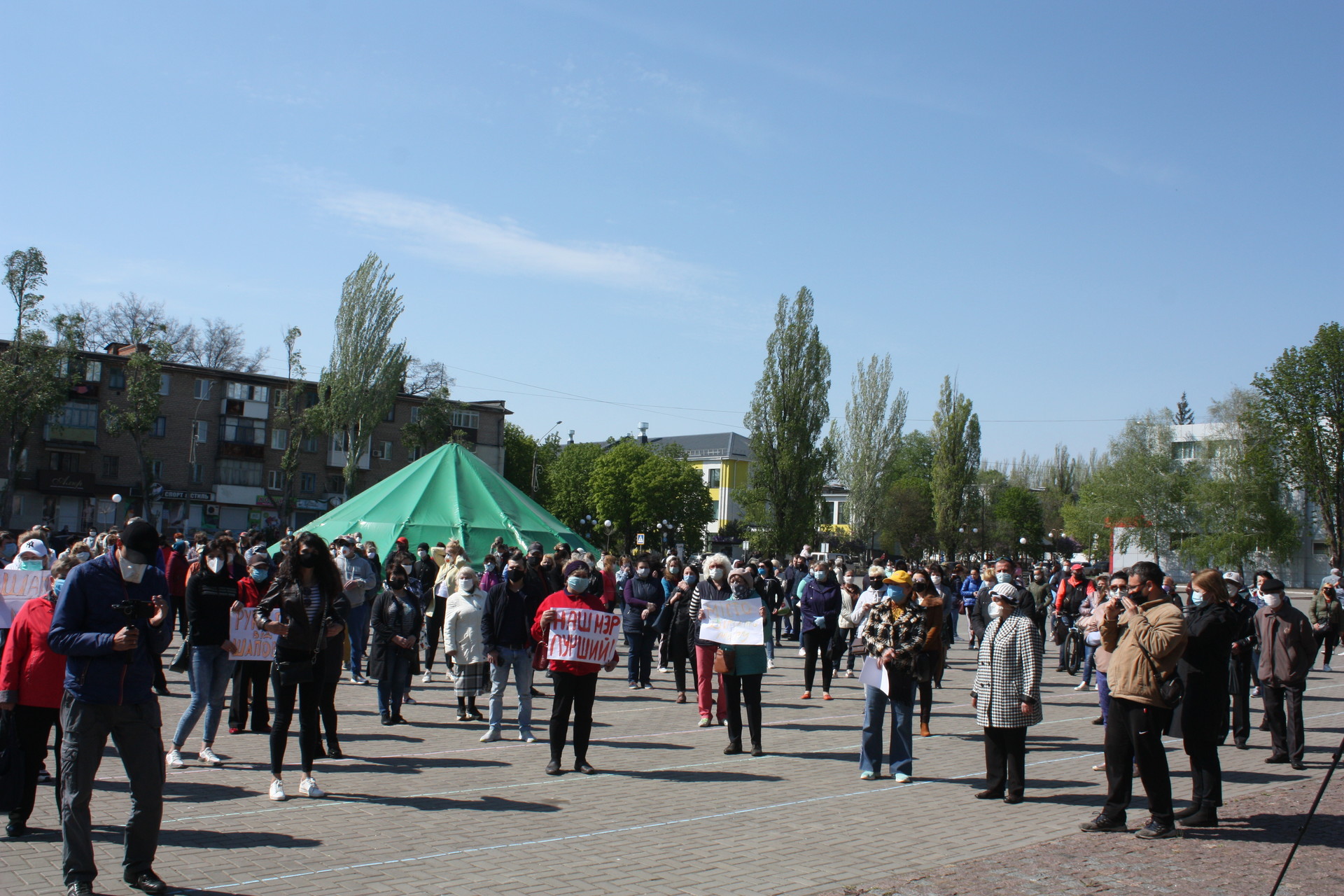 что важнее собственного здоровья? поклонники подозреваемого мэра шаповала во время карантина собрали под горисполкомом сотни людей - изображение 1