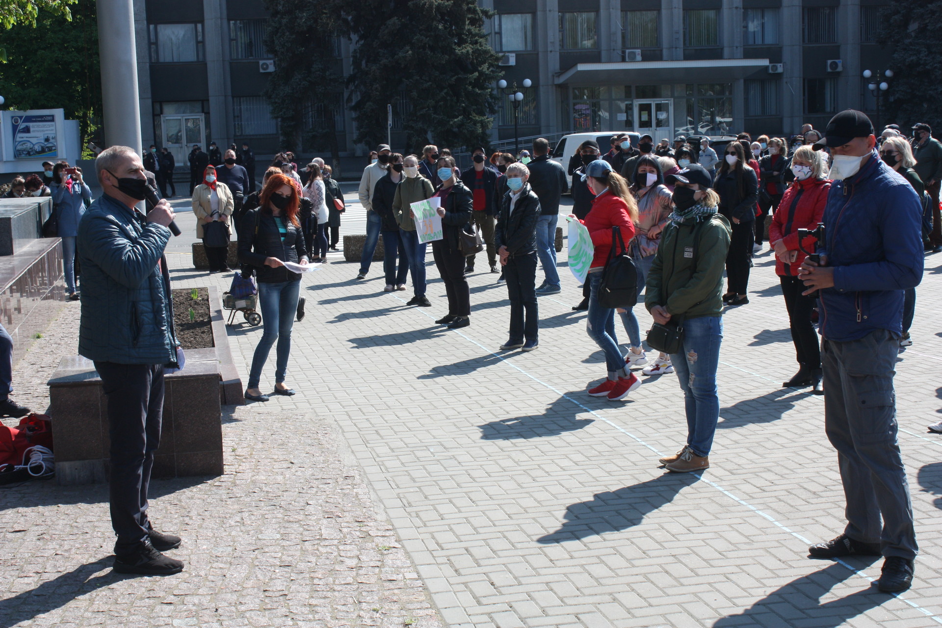 что важнее собственного здоровья? поклонники подозреваемого мэра шаповала во время карантина собрали под горисполкомом сотни людей - изображение 2