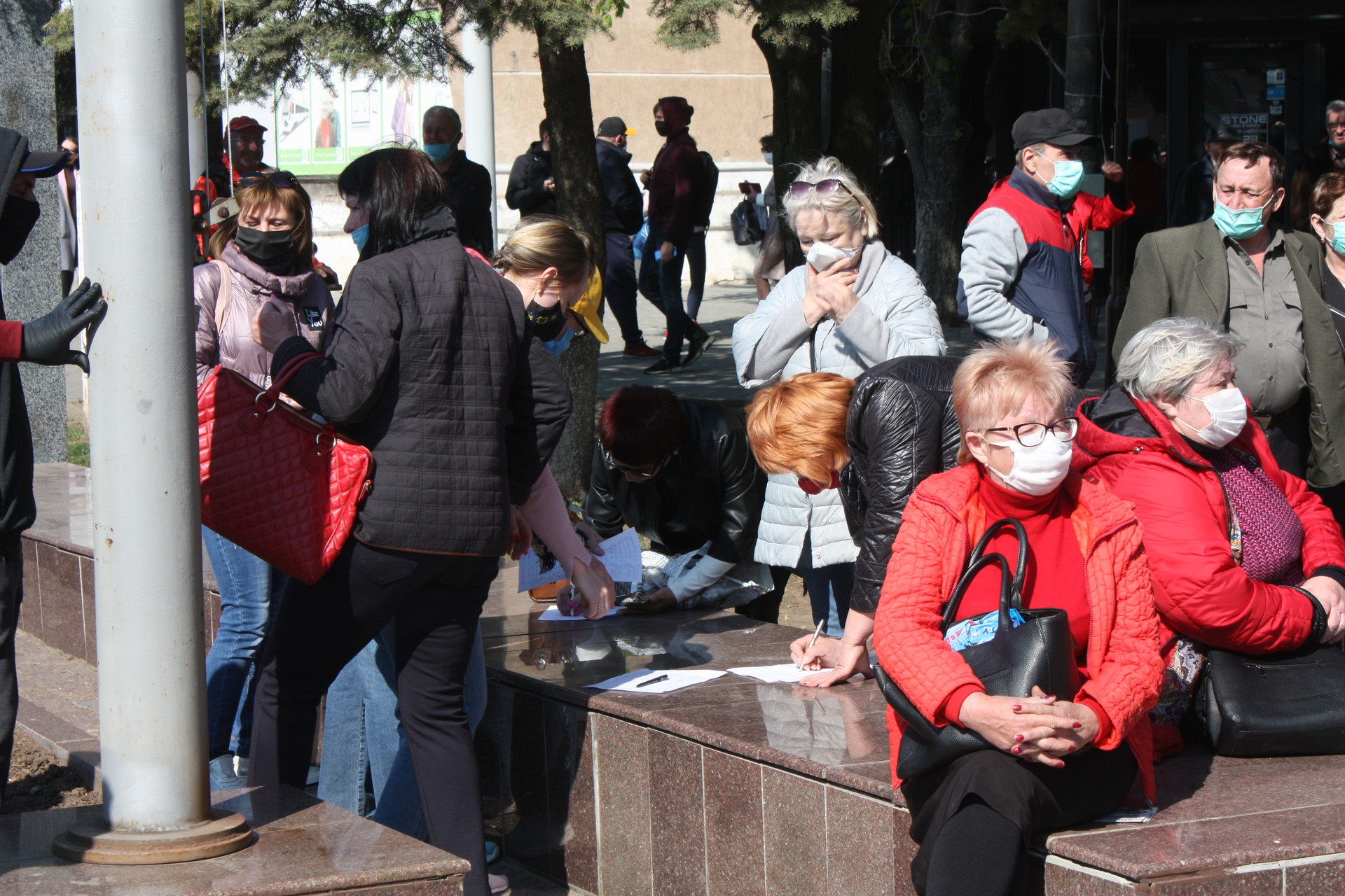 что важнее собственного здоровья? поклонники подозреваемого мэра шаповала во время карантина собрали под горисполкомом сотни людей - изображение 4