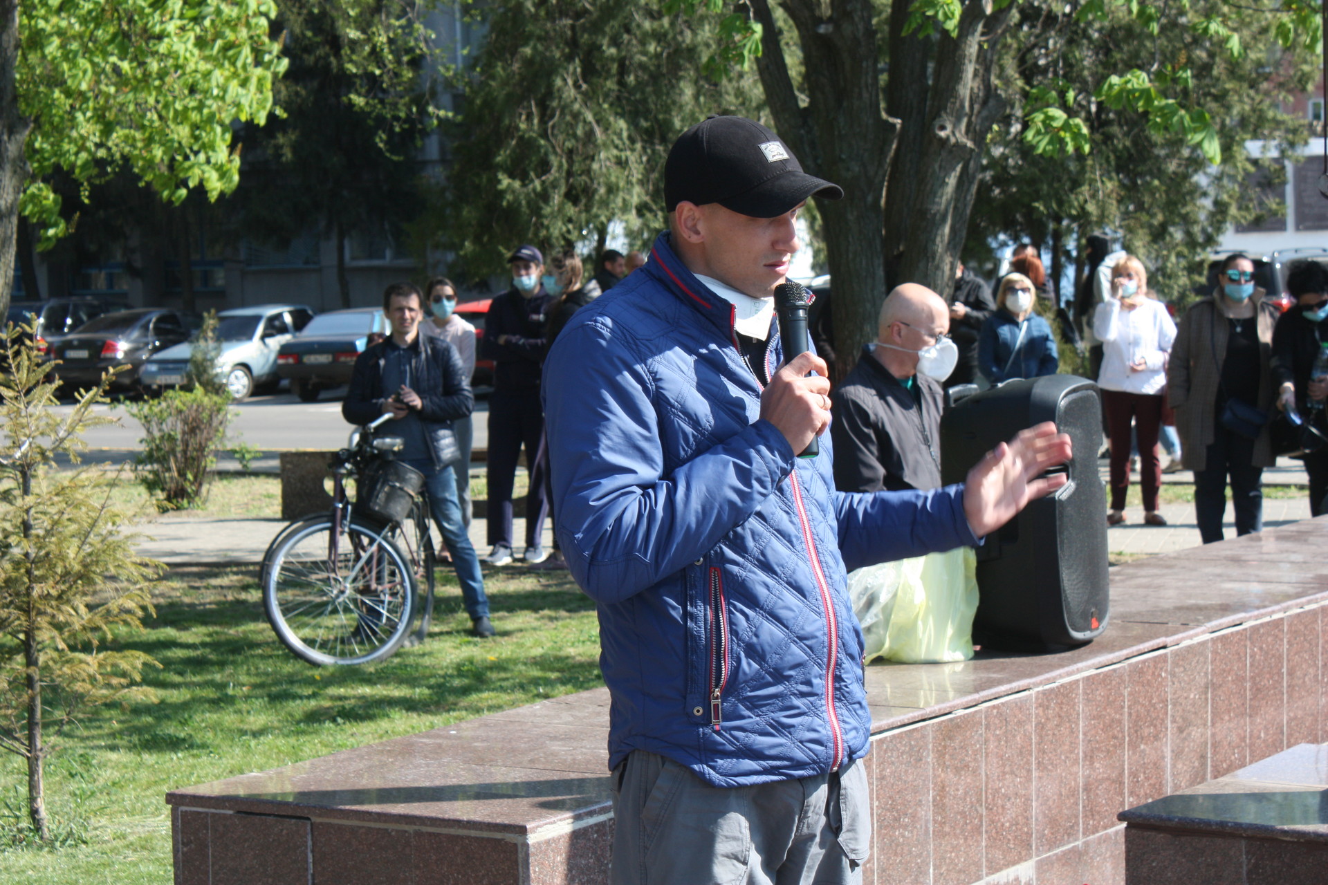 что важнее собственного здоровья? поклонники подозреваемого мэра шаповала во время карантина собрали под горисполкомом сотни людей - изображение 3