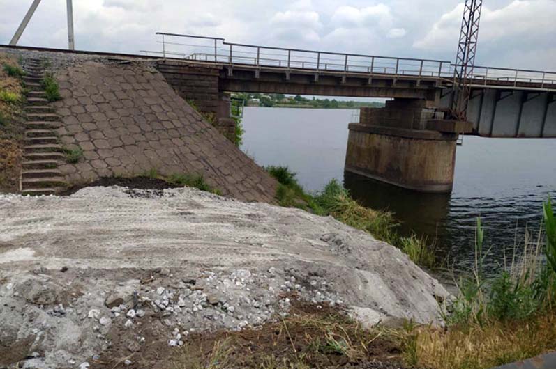 поруч зі зруйнованим мостом в олексіївці влаштують понтонну переправу - зображення 3 поруч зі зруйнованим мостом в олексіївці влаштують понтонну переправу - зображення 3