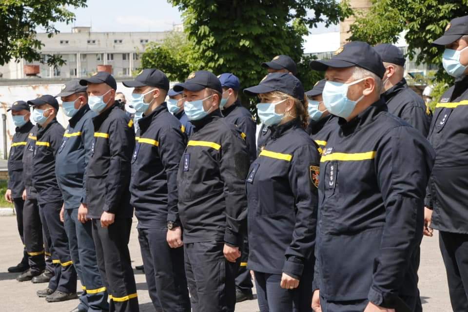 путівки на оздоровлення, наградні годинники та відзнаки — отримали від обласної влади наші рятувальники, що долали пожежу в чорнобилі - зображення 1 путівки на оздоровлення, наградні годинники та відзнаки — отримали від обласної влади наші рятувальники, що долали пожежу в чорнобилі - зображення 1