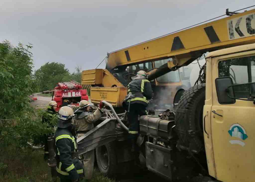 у покрові на дорозі рятували від пожежі автокран - зображення 3