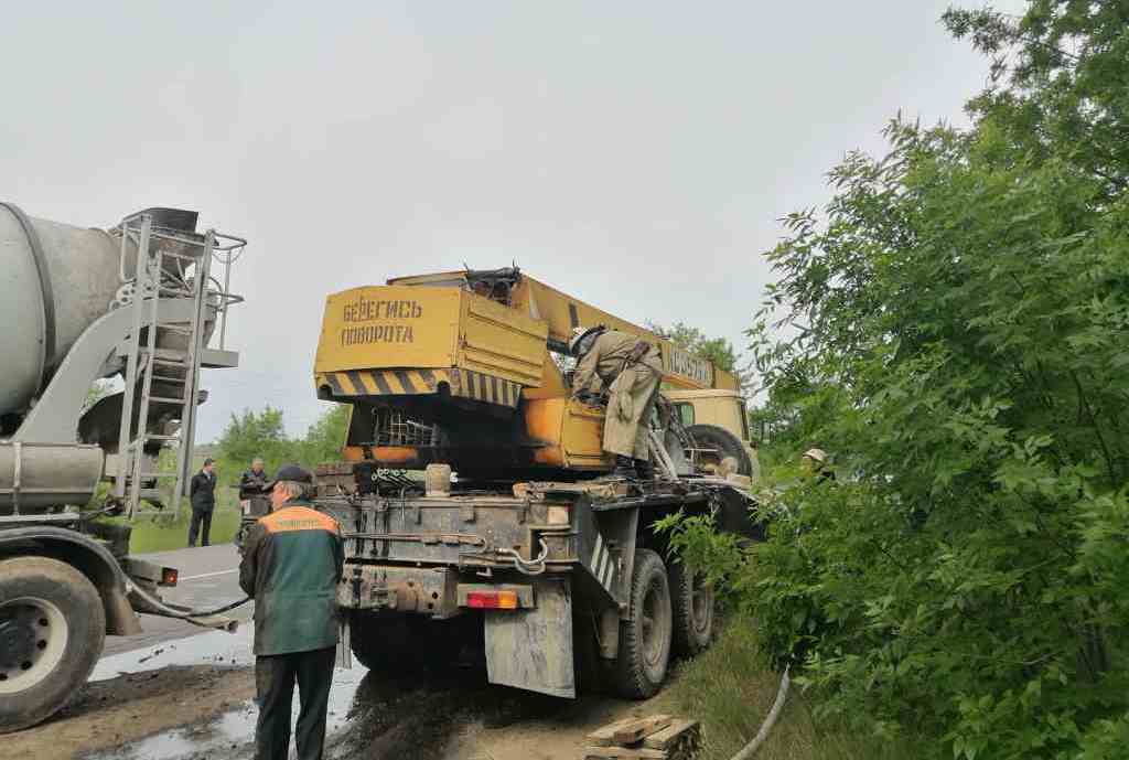 у покрові на дорозі рятували від пожежі автокран - зображення 1