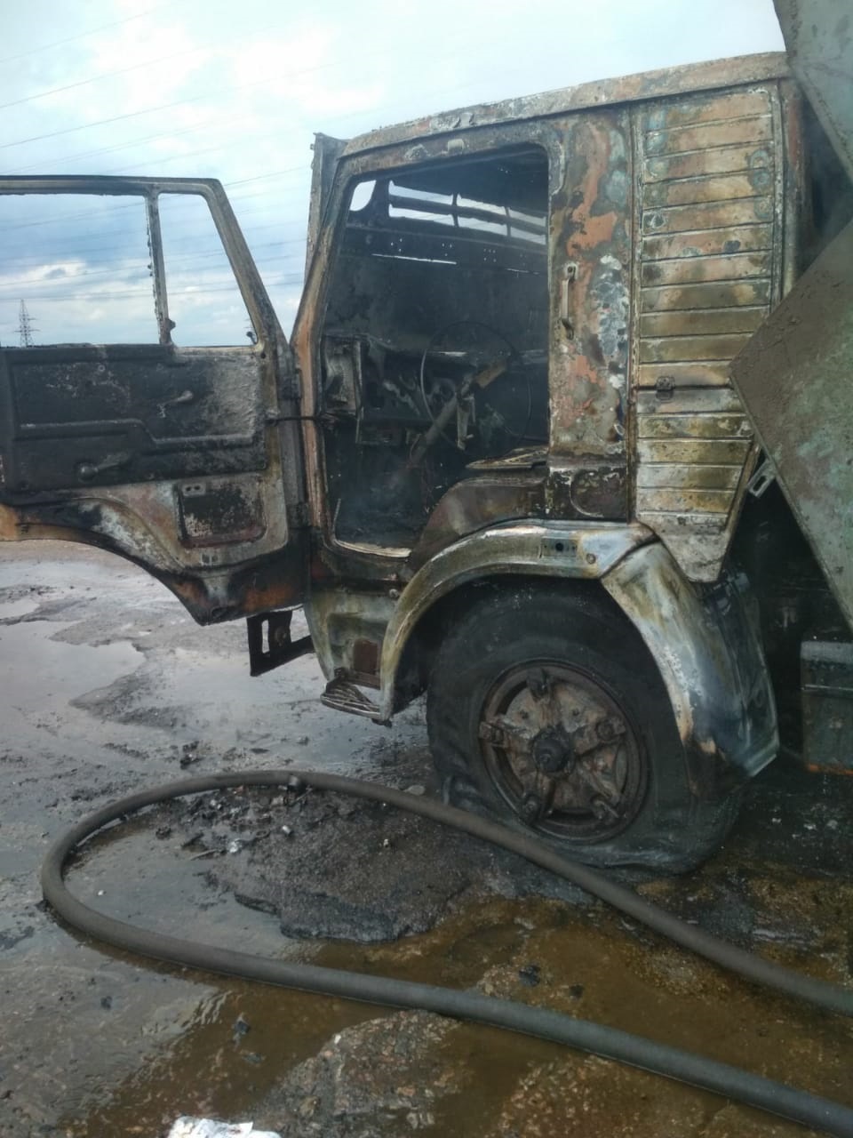 в нікопольському районі на дорозі горіла вантажівка - зображення 2 в нікопольському районі на дорозі горіла вантажівка - зображення 2