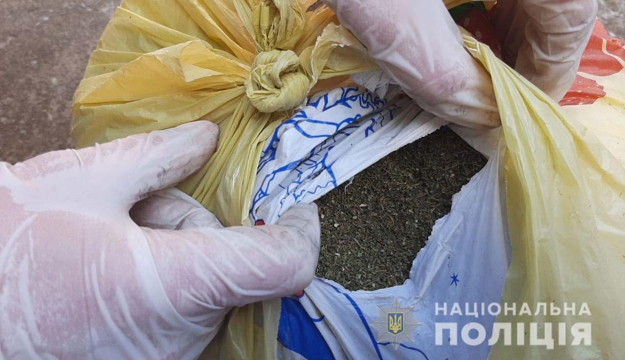 в покрові у чоловіка знайшли зброю та наркотики - зображення 1 в покрові у чоловіка знайшли зброю та наркотики - зображення 1