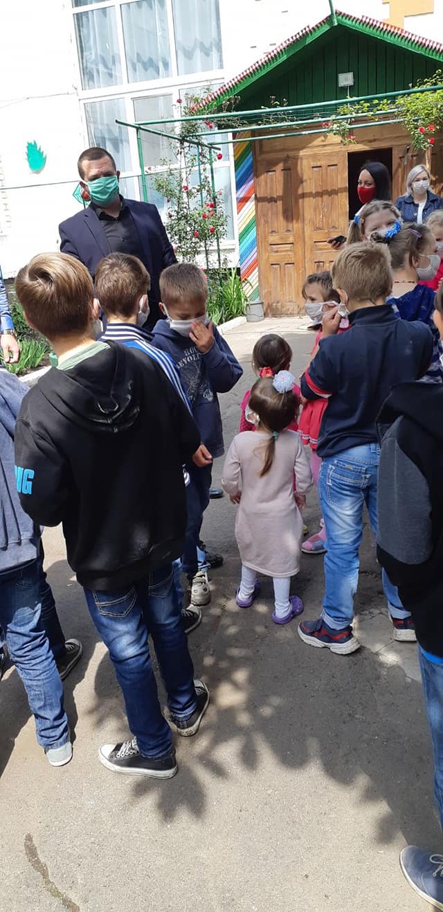 вихованців апостолівського центру соціально-психологічної реабілітації привітали з днем захисту дітей - изображение 1 вихованців апостолівського центру соціально-психологічної реабілітації привітали з днем захисту дітей - изображение 1