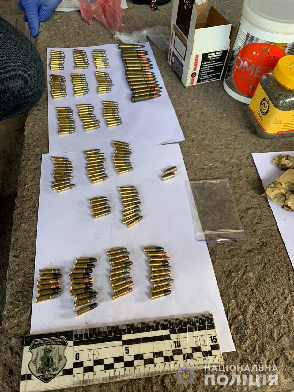 у мешканця нікополя вилучили півтора кілограма пластиду та наркотики на 400 тисяч гривень - зображення 1 у мешканця нікополя вилучили півтора кілограма пластиду та наркотики на 400 тисяч гривень - зображення 1