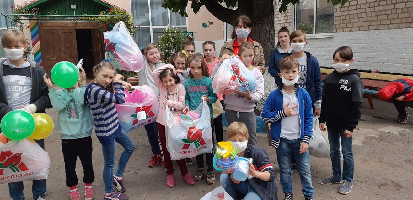 вихованців апостолівського центру соціально-психологічної реабілітації привітали з днем захисту дітей - изображение 3 вихованців апостолівського центру соціально-психологічної реабілітації привітали з днем захисту дітей - изображение 3