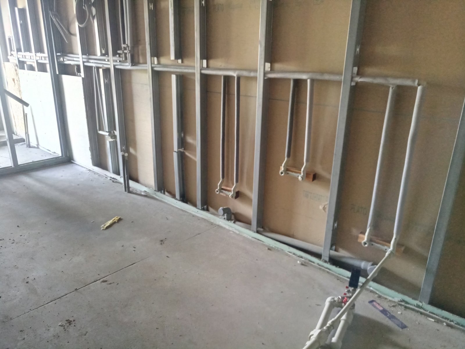 «велике будівництво»: у покровському дитсадку прокладають внутрішні комунікації та завершують гідроізоляцію покрівлі - зображення 6