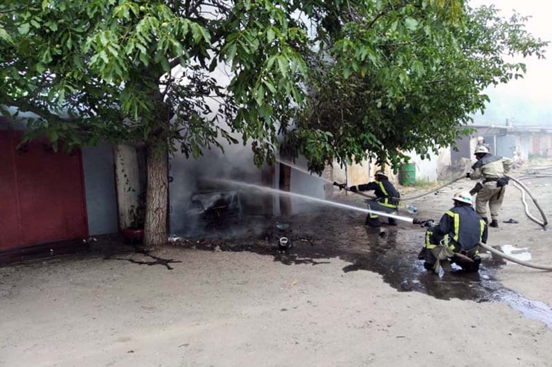 в покрові в гаражі згорів автомобіль - зображення 1 в покрові в гаражі згорів автомобіль - зображення 1