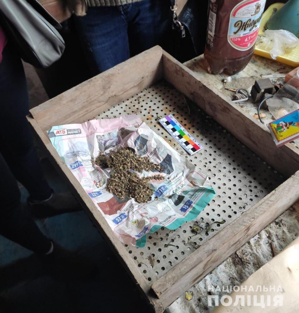 поліцейські покрову за допомогою службового собаки виявили наркотики та тротилову шашку - зображення 2 поліцейські покрову за допомогою службового собаки виявили наркотики та тротилову шашку - зображення 2