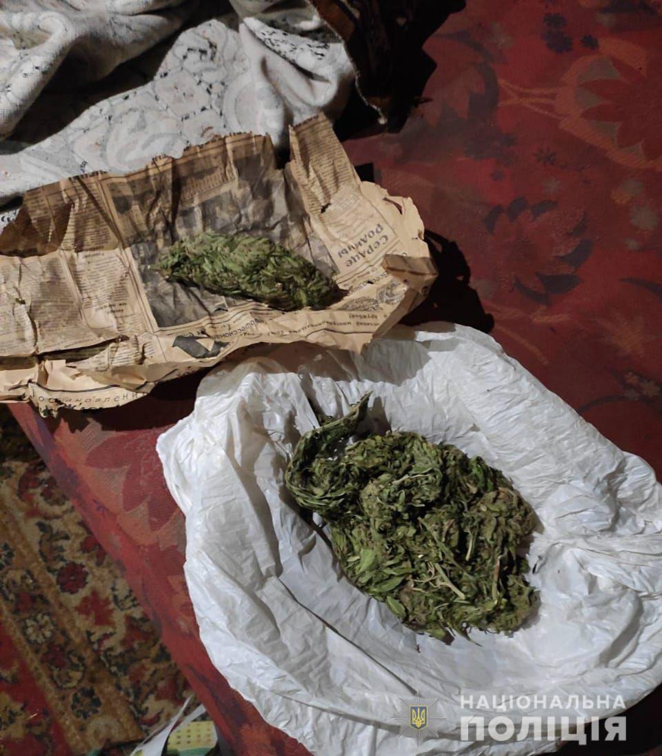 поліцейські покрову за допомогою службового собаки виявили наркотики та тротилову шашку - зображення 1 поліцейські покрову за допомогою службового собаки виявили наркотики та тротилову шашку - зображення 1