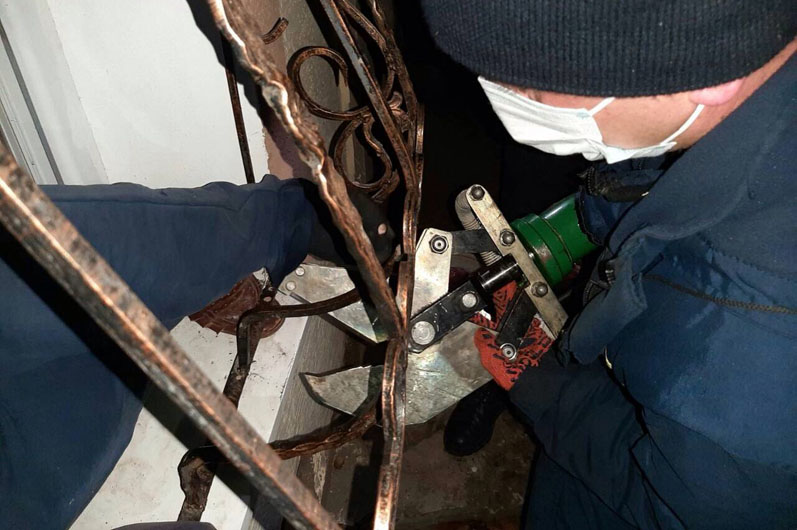 в покрове спасатели освободили женщину, застрявшую в оконной решетке - изображение 3 в покрове спасатели освободили женщину, застрявшую в оконной решетке - изображение 3