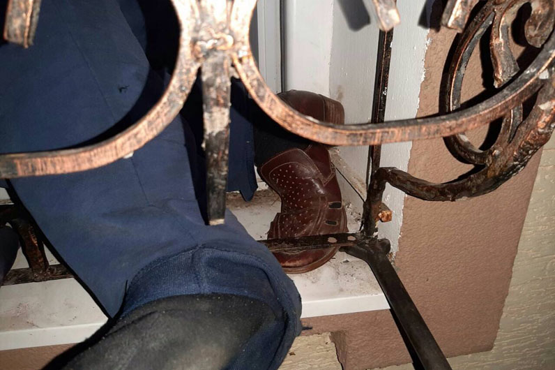 в покрове спасатели освободили женщину, застрявшую в оконной решетке - изображение 1 в покрове спасатели освободили женщину, застрявшую в оконной решетке - изображение 1