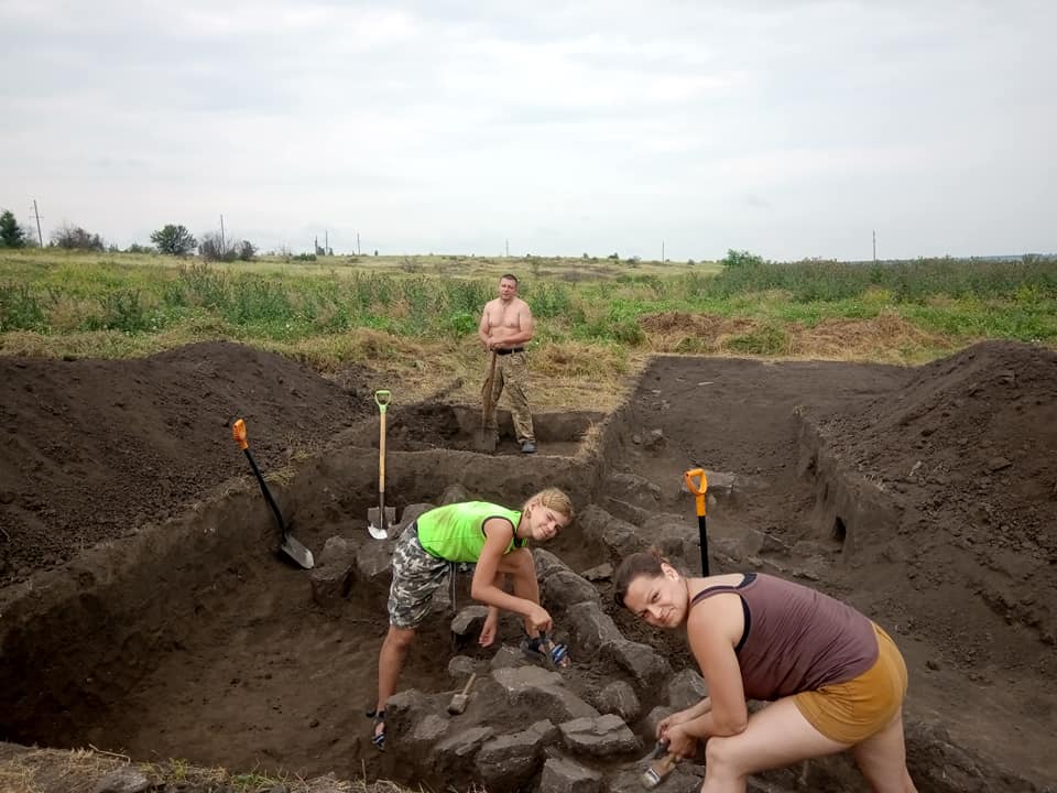кам’яна стела доби бронзи, ліпнинний посуд та кістки тварин: що знайшли археологи в селищі токівське - зображення 5