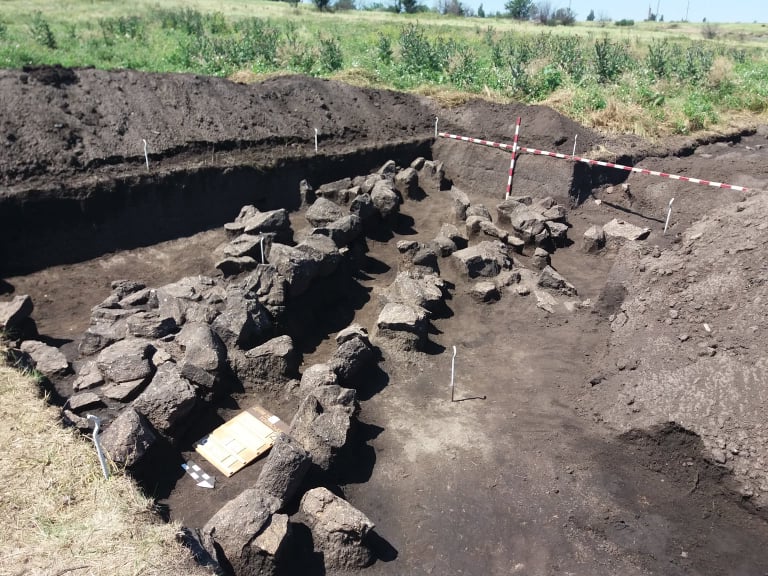 кам’яна стела доби бронзи, ліпнинний посуд та кістки тварин: що знайшли археологи в селищі токівське - зображення 4