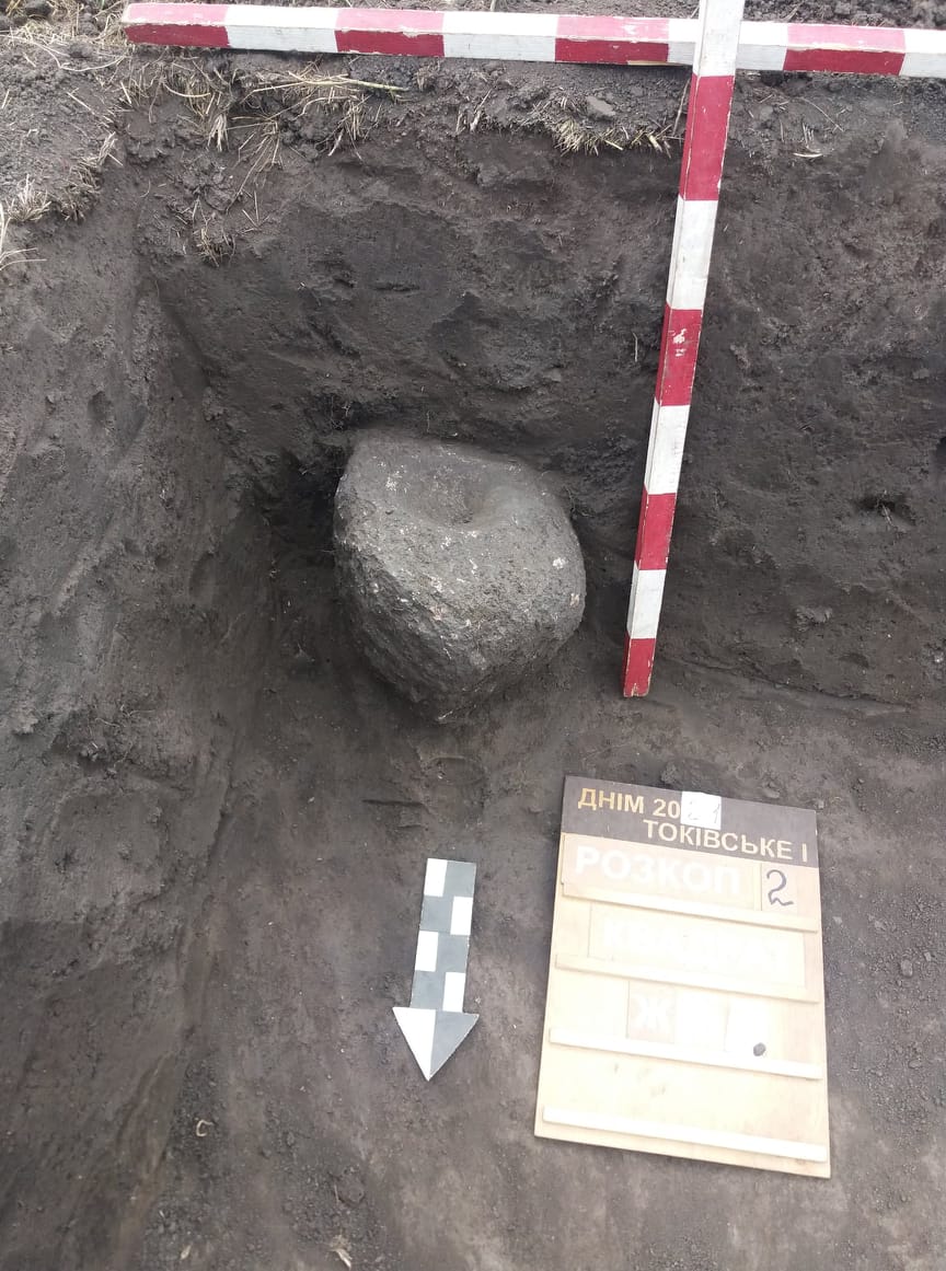 кам’яна стела доби бронзи, ліпнинний посуд та кістки тварин: що знайшли археологи в селищі токівське - зображення 3