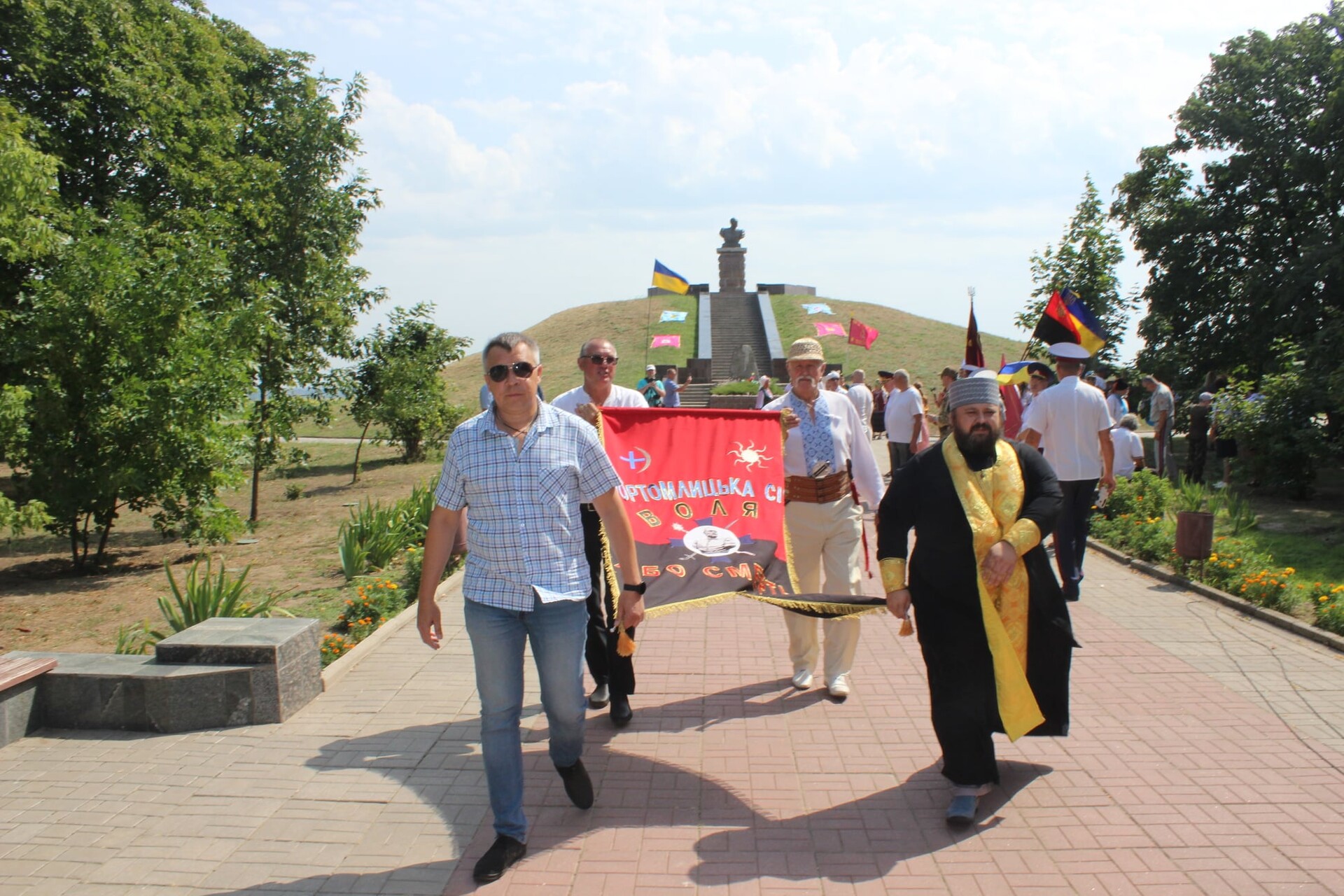 на могилі івана сірка вшанували пам’ять славетного кошового (відео) - зображення 2 на могилі івана сірка вшанували пам’ять славетного кошового (відео) - зображення 2