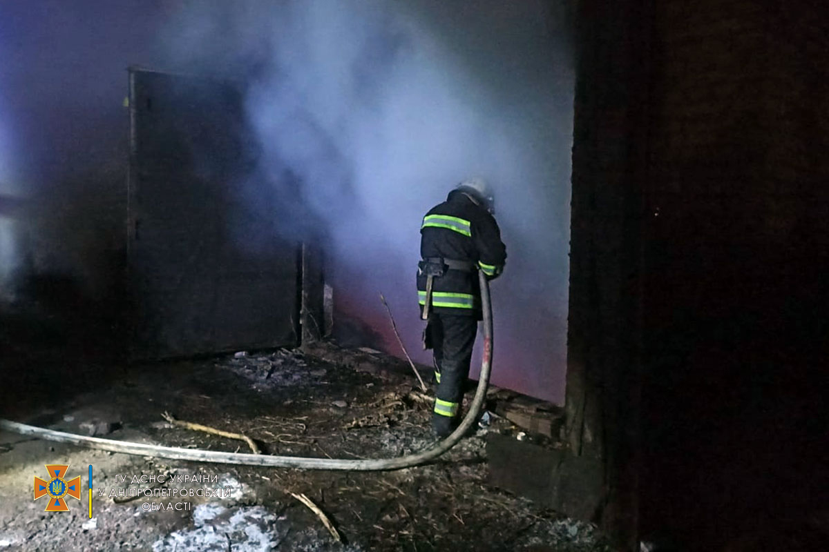 в покрові вночі горіла покинута будівля - зображення 1